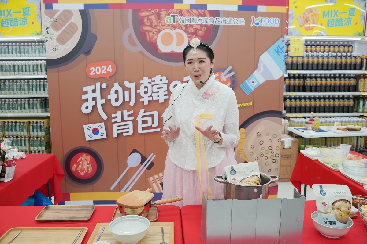 【家樂福韓國週】在家輕鬆享用韓國布帳馬車美食 超可愛PORORO見面會 韓國週商品消費滿額贈韓服穿搭