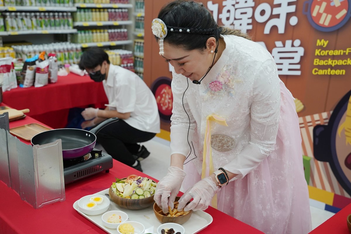 【家樂福韓國週】在家輕鬆享用韓國布帳馬車美食 超可愛PORORO見面會 韓國週商品消費滿額贈韓服穿搭