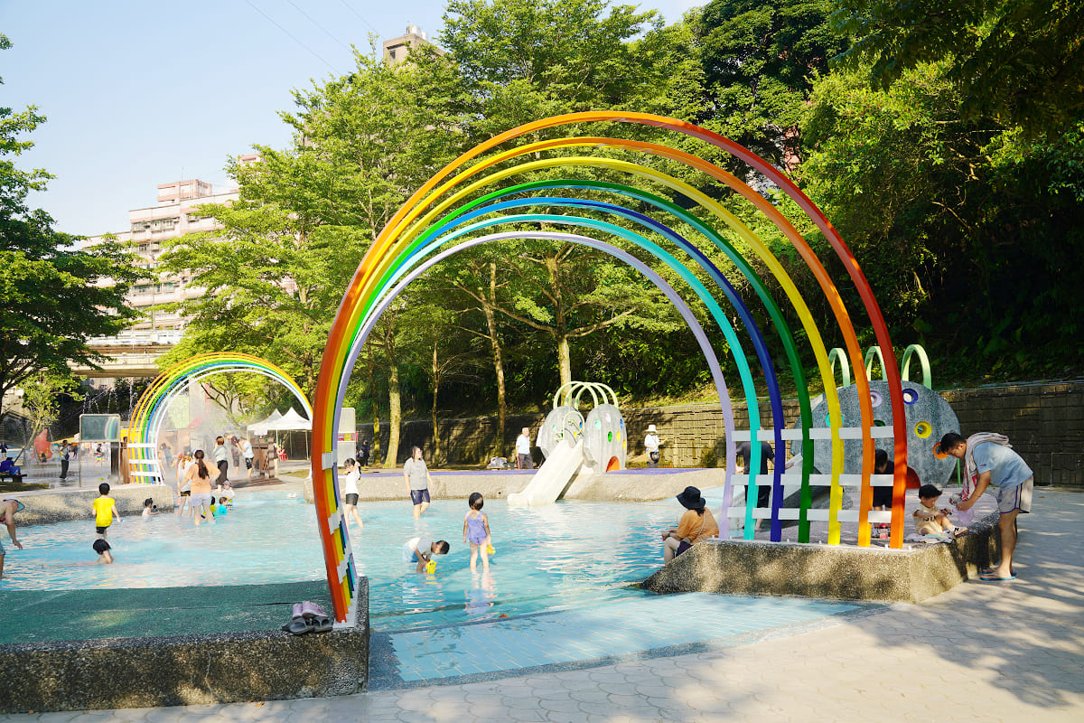 【基隆親水公園推薦】免費入園免門票 超好玩噴泉廣場+大象溜滑梯戲水池 暖暖親水公園