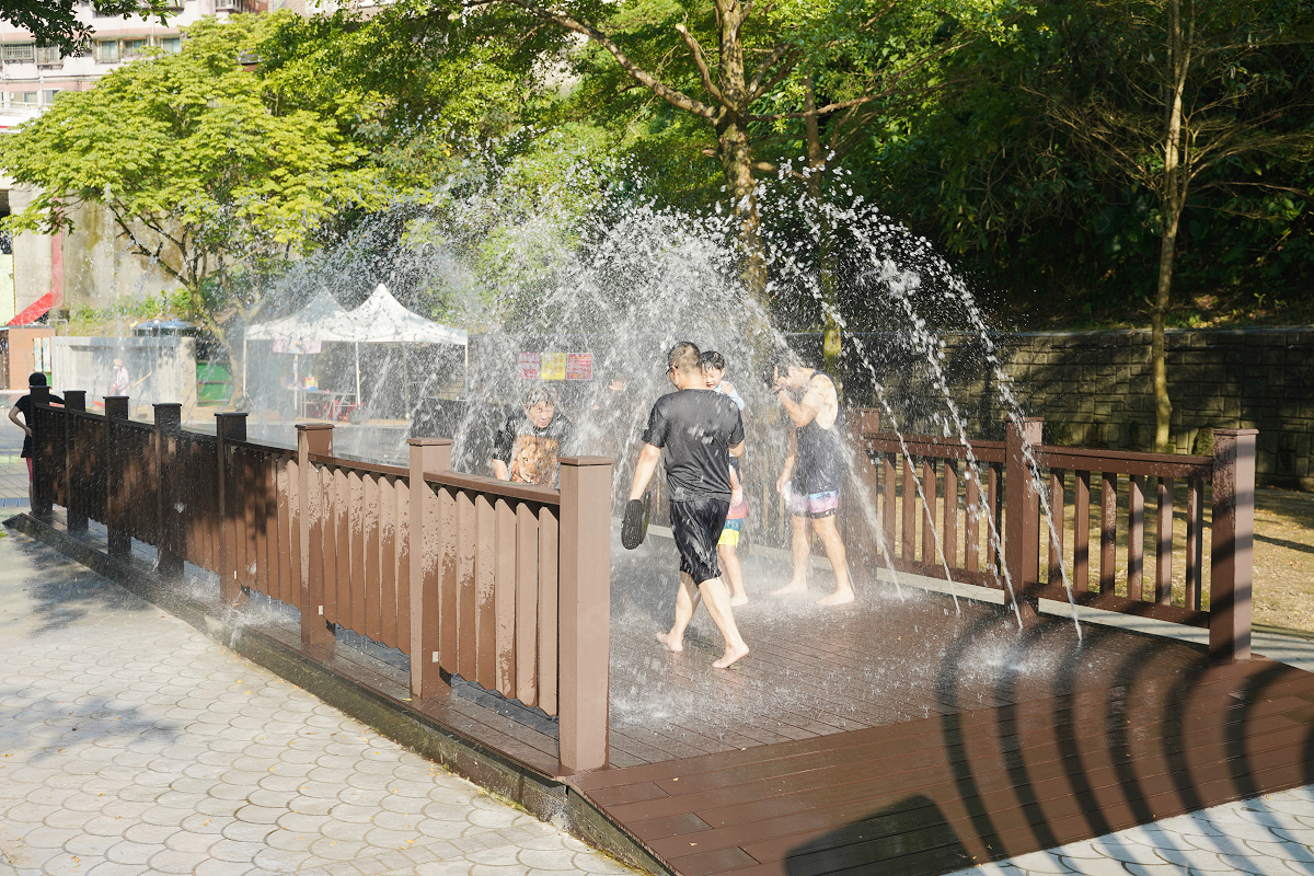 【基隆親水公園推薦】免費入園免門票 超好玩噴泉廣場+大象溜滑梯戲水池 暖暖親水公園