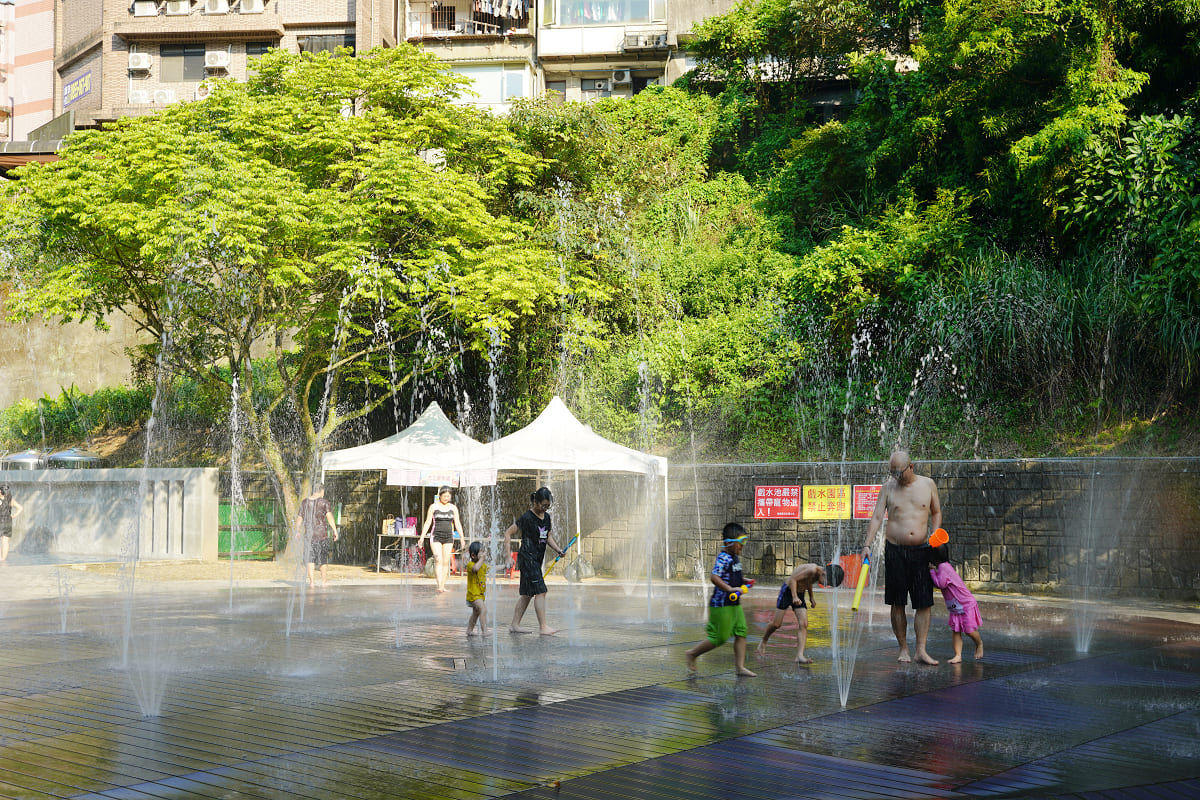 【基隆親水公園推薦】免費入園免門票 超好玩噴泉廣場+大象溜滑梯戲水池 暖暖親水公園