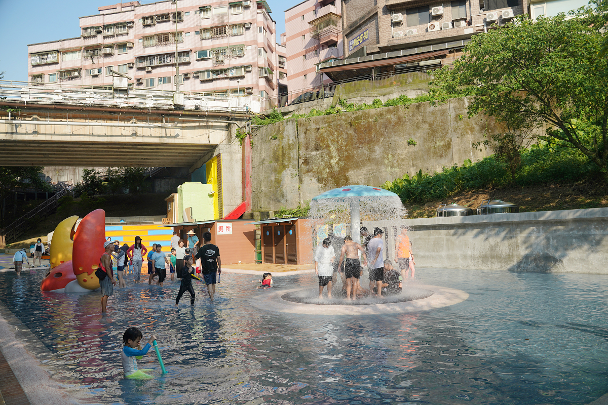 【基隆親水公園推薦】免費入園免門票 超好玩噴泉廣場+大象溜滑梯戲水池 暖暖親水公園