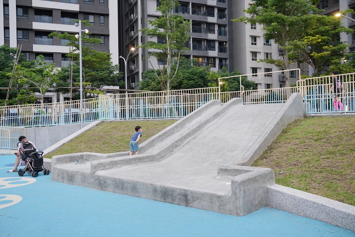 【林口兒童公園推薦】電台主題遊戲塔/磨石溜滑梯/膠捲遊戲板/繩索鞦韆/大型旋轉錐/卡麥拉大門 吉祥公園
