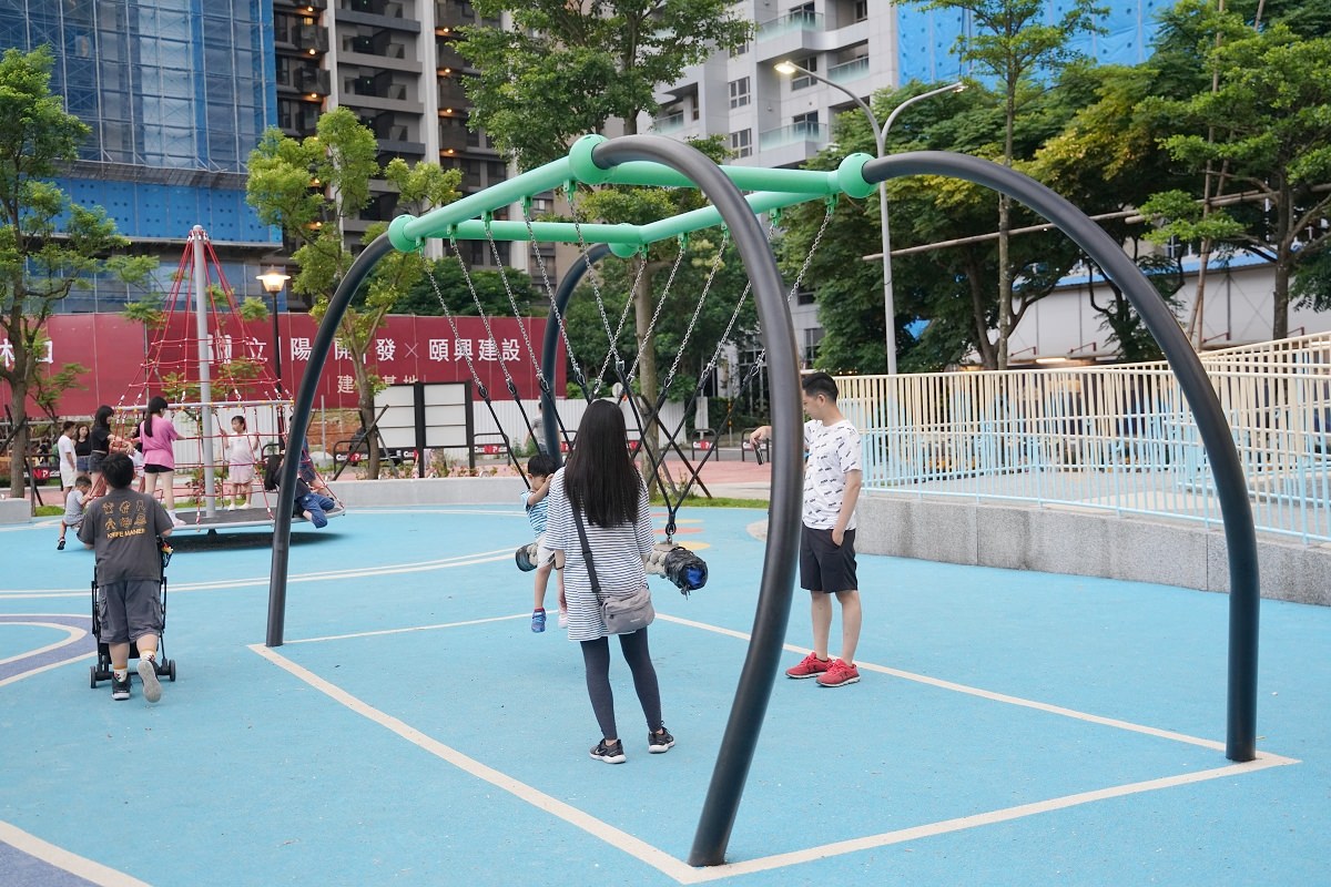 【林口兒童公園推薦】電台主題遊戲塔/磨石溜滑梯/膠捲遊戲板/繩索鞦韆/大型旋轉錐/卡麥拉大門 吉祥公園