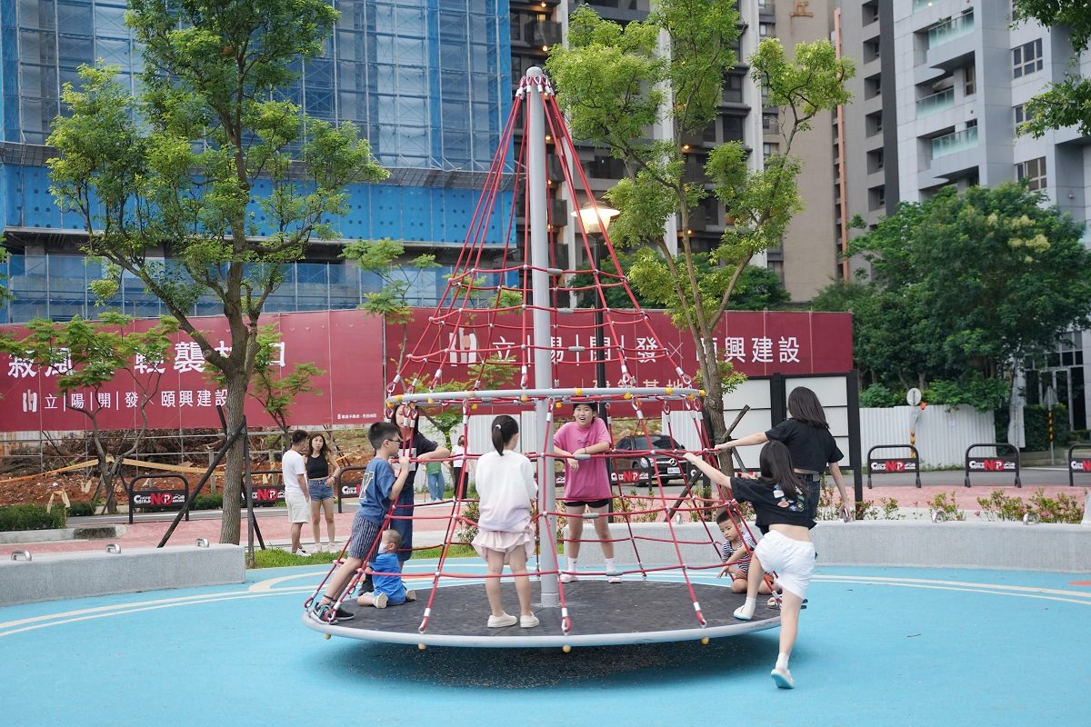 【林口兒童公園推薦】電台主題遊戲塔/磨石溜滑梯/膠捲遊戲板/繩索鞦韆/大型旋轉錐/卡麥拉大門 吉祥公園