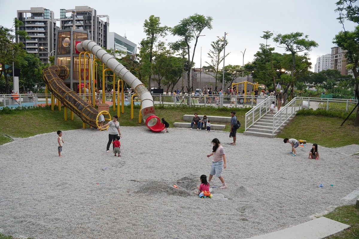 【林口兒童公園推薦】電台主題遊戲塔/磨石溜滑梯/膠捲遊戲板/繩索鞦韆/大型旋轉錐/卡麥拉大門 吉祥公園