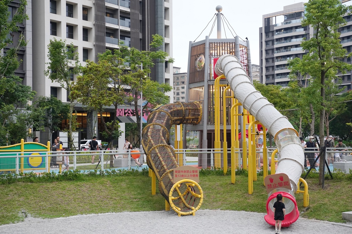 【林口兒童公園推薦】電台主題遊戲塔/磨石溜滑梯/膠捲遊戲板/繩索鞦韆/大型旋轉錐/卡麥拉大門 吉祥公園