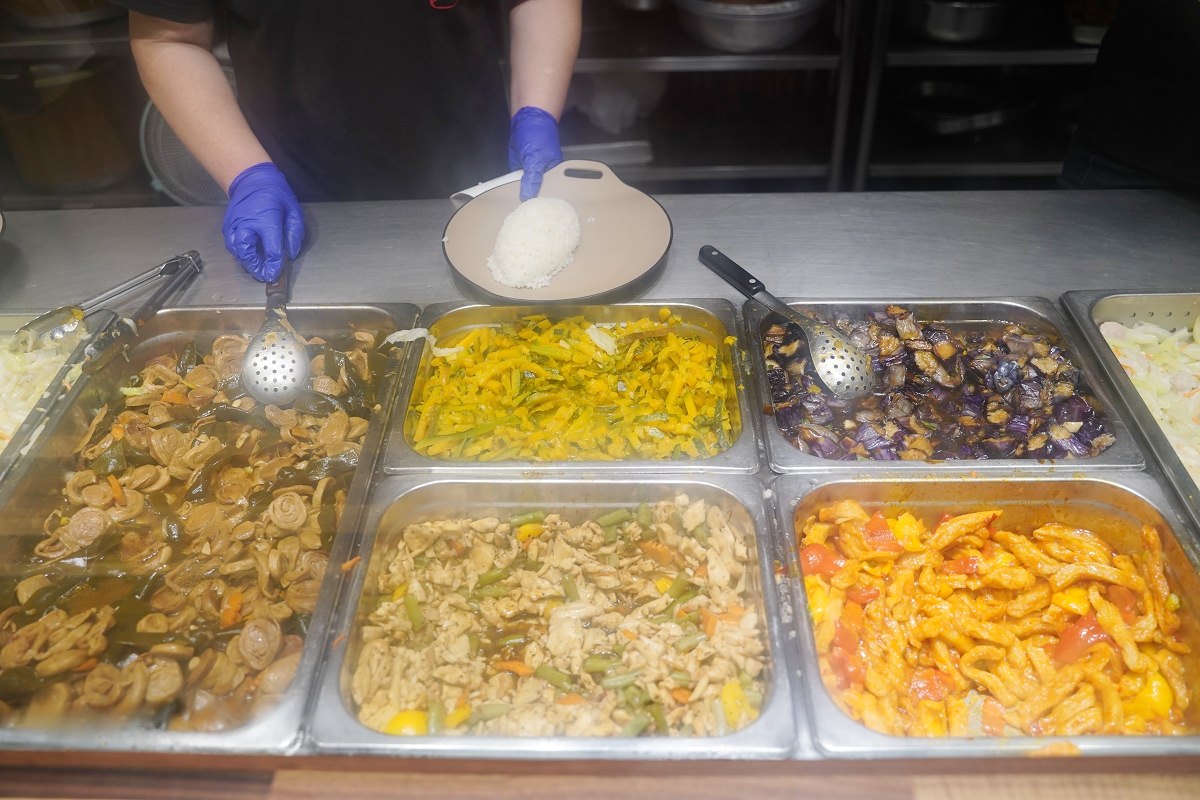 【林口便當推薦】林口超人氣簡餐店免費加飯超佛心 美味必點比臉大雞排飯 蔡家排骨