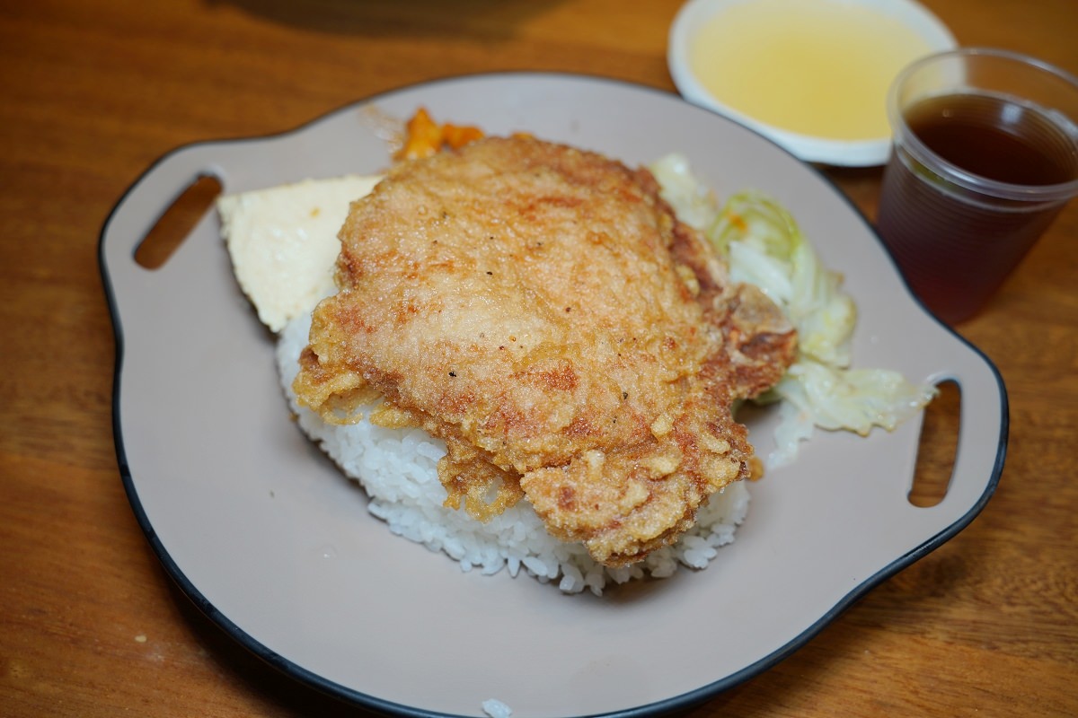 【林口便當推薦】林口超人氣簡餐店免費加飯超佛心 美味必點比臉大雞排飯 蔡家排骨