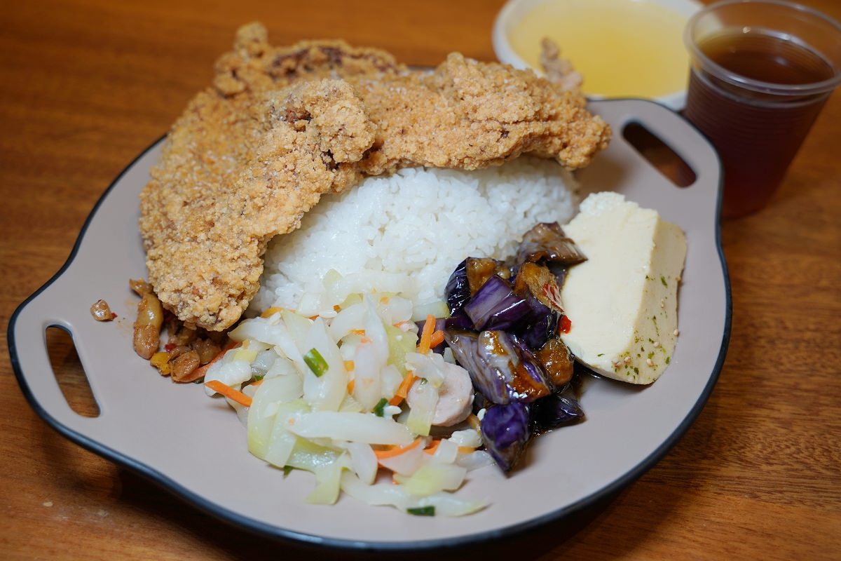 【林口便當推薦】林口超人氣簡餐店免費加飯超佛心 美味必點比臉大雞排飯 蔡家排骨