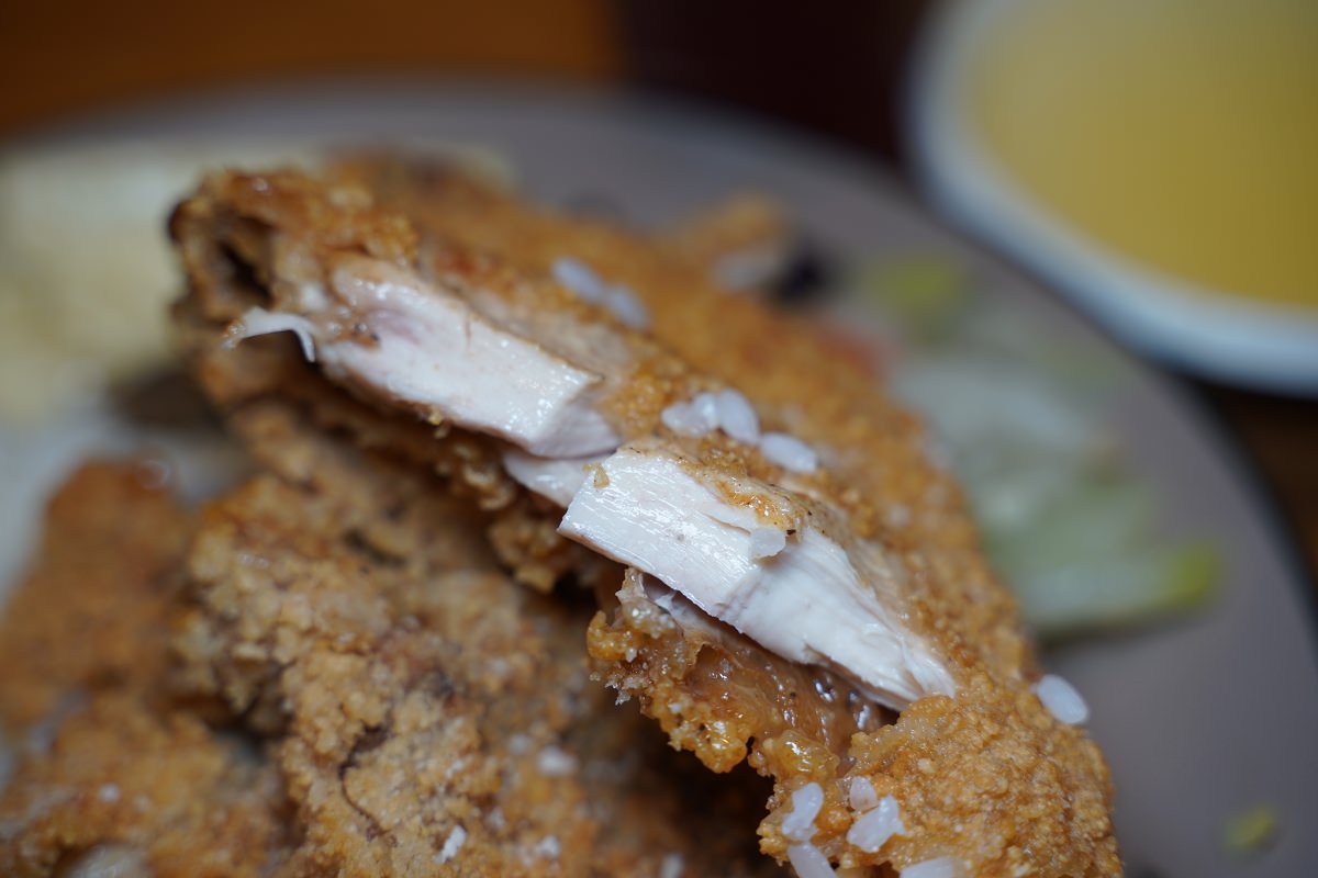 【林口便當推薦】林口超人氣簡餐店免費加飯超佛心 美味必點比臉大雞排飯 蔡家排骨