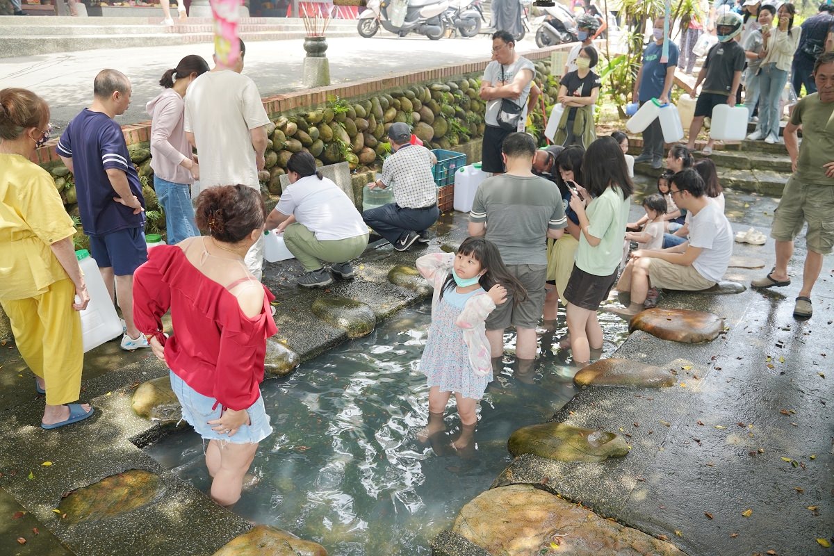【桃園八德免費玩水景點推薦】桃園午時水免費取水好選擇 可洗衣/取水/泡腳/戲水 桃園八德霄裡石母娘娘浣衣池