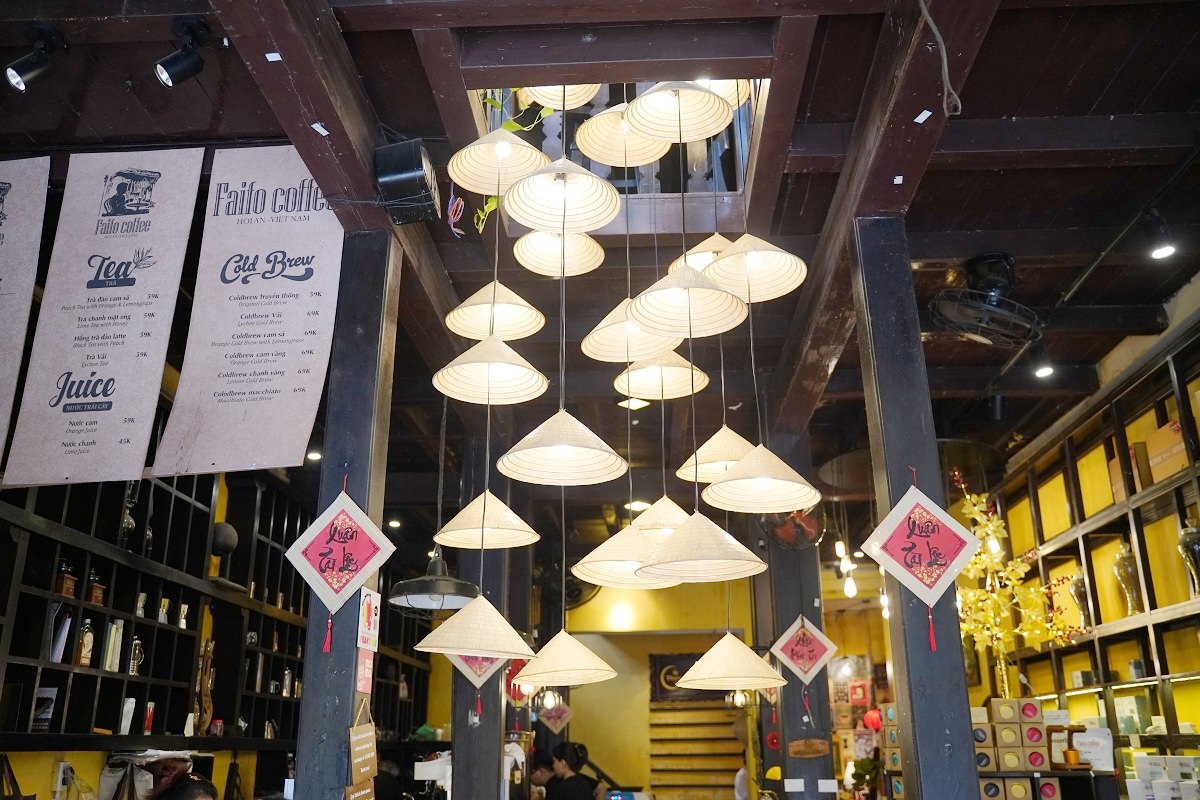 【會安咖啡館推薦】會安古鎮超人氣老宅咖啡館 景觀天台眺望古鎮風光 Faifo Coffee - 第4張圖 【會安咖啡館推薦】會安古鎮超人氣老宅咖啡館 景觀天台眺望古鎮風光 Faifo Coffee