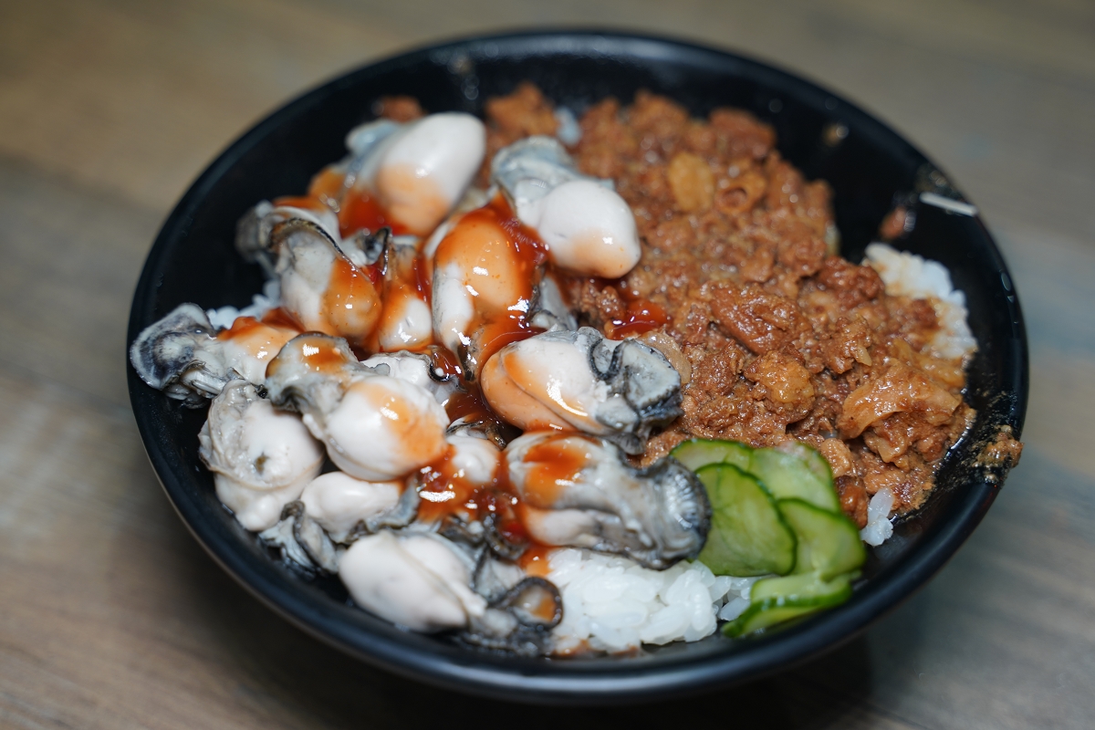 【馬公市區小吃推薦】食尚玩家推薦澎湖當地新鮮海鮮 美味必吃鮮蚵滷肉飯 原味漁村小吃