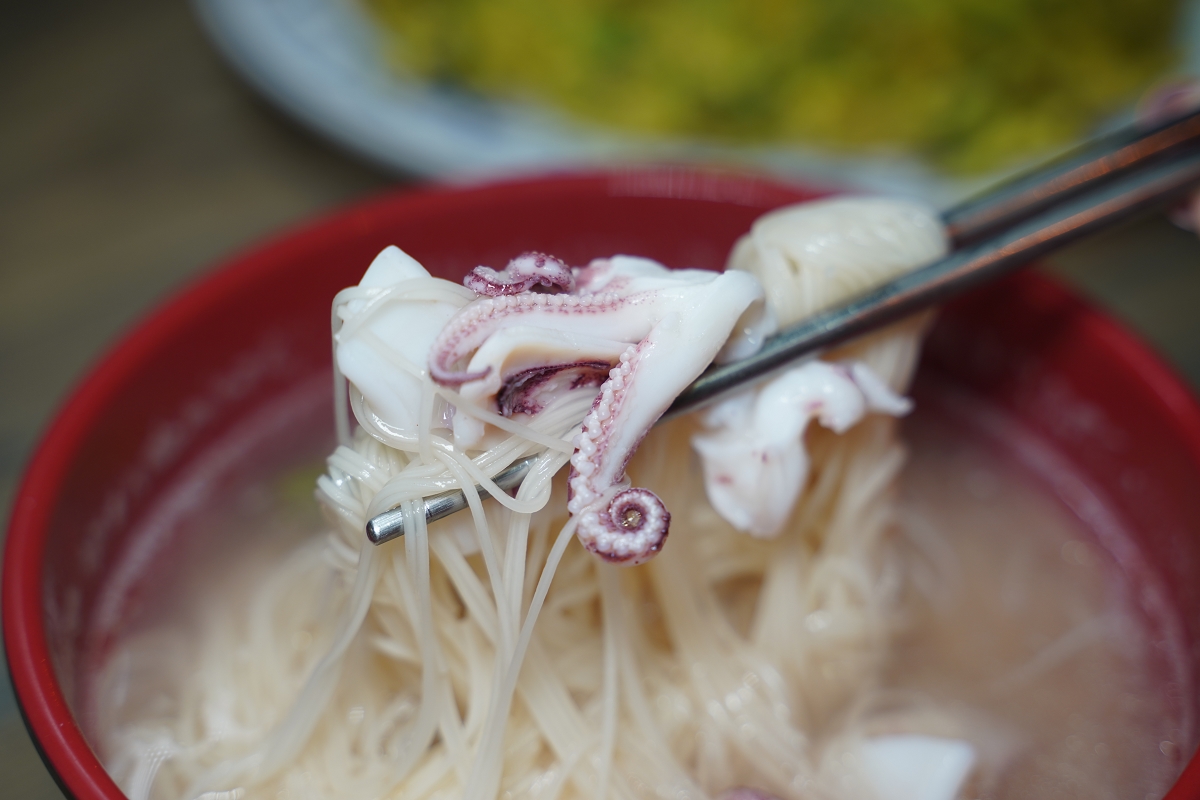 【馬公市區小吃推薦】食尚玩家推薦澎湖當地新鮮海鮮 美味必吃鮮蚵滷肉飯 原味漁村小吃