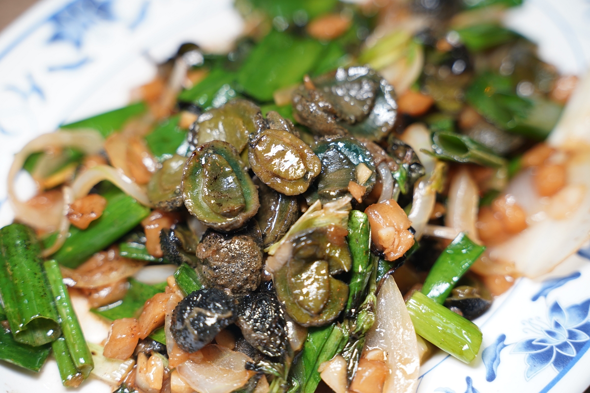 【馬公市區小吃推薦】食尚玩家推薦澎湖當地新鮮海鮮 美味必吃鮮蚵滷肉飯 原味漁村小吃