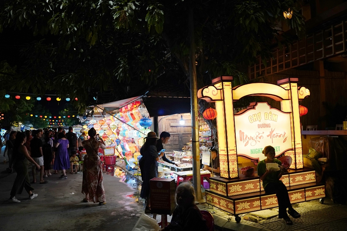 【會安夜市】網美必拍手製絲絹燈籠牆 會安小吃美食集散地 會安必逛必買伴手禮專區
