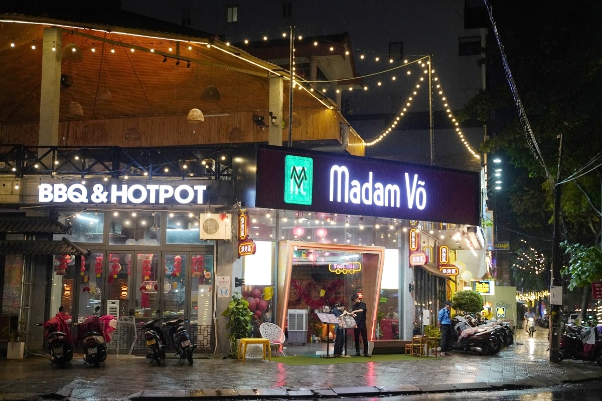 【峴港吃到飽餐廳推薦】港式燒烤火鍋吃到飽 豐富自助吧無限量供應 Madam Võ ĐN 皇后燒烤火鍋吃到飽 - 第2張圖 【峴港吃到飽餐廳推薦】港式燒烤火鍋吃到飽 豐富自助吧無限量供應 Madam Võ ĐN 皇后燒烤火鍋吃到飽