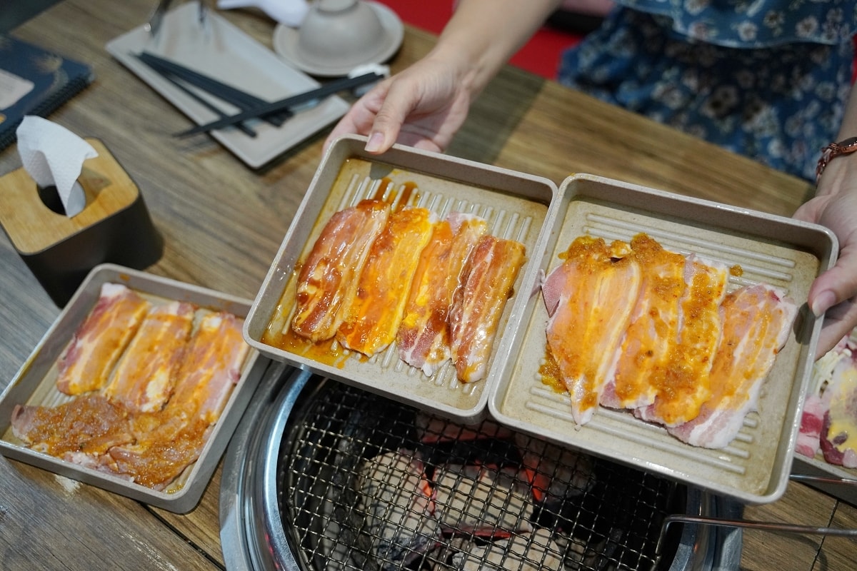 【峴港吃到飽餐廳推薦】港式燒烤火鍋吃到飽 豐富自助吧無限量供應 Madam Võ ĐN 皇后燒烤火鍋吃到飽 - 第25張圖 【峴港吃到飽餐廳推薦】港式燒烤火鍋吃到飽 豐富自助吧無限量供應 Madam Võ ĐN 皇后燒烤火鍋吃到飽