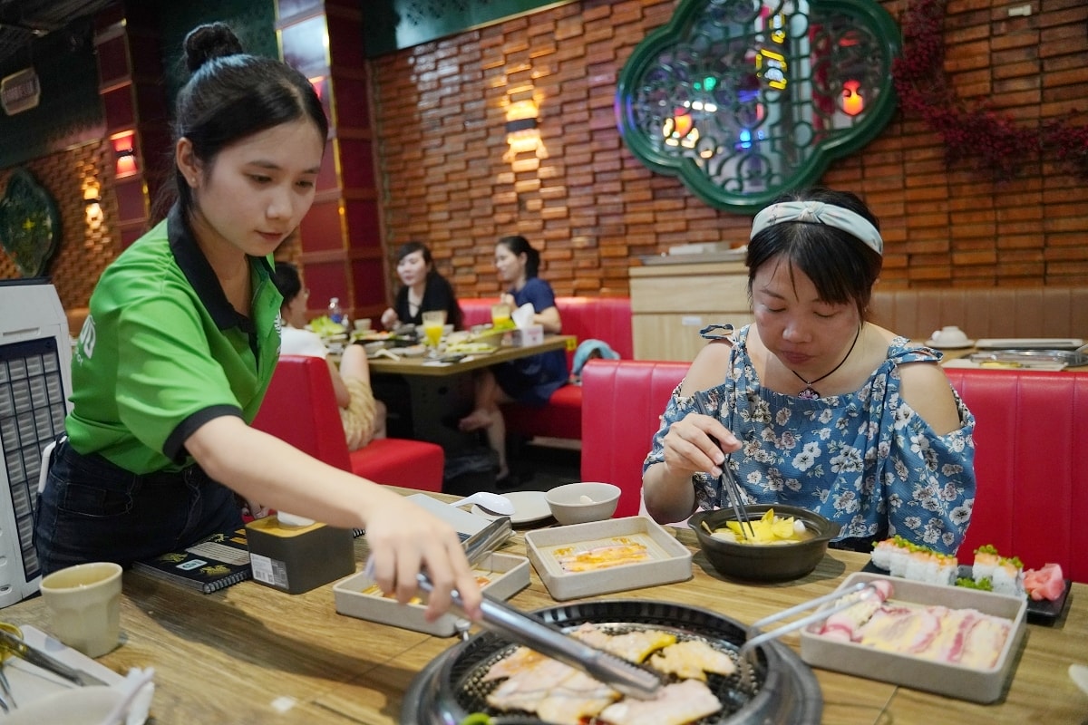 【峴港吃到飽餐廳推薦】港式燒烤火鍋吃到飽 豐富自助吧無限量供應 Madam Võ ĐN 皇后燒烤火鍋吃到飽 - 第28張圖 【峴港吃到飽餐廳推薦】港式燒烤火鍋吃到飽 豐富自助吧無限量供應 Madam Võ ĐN 皇后燒烤火鍋吃到飽