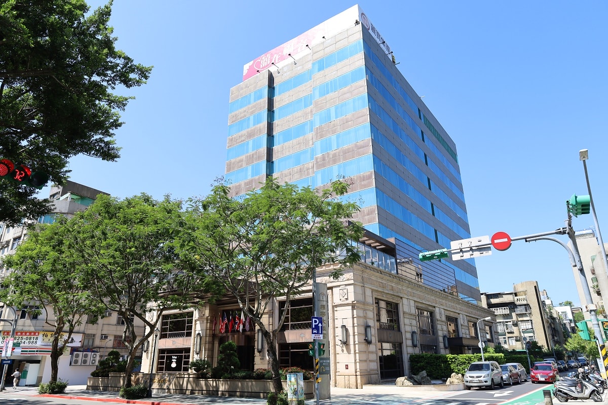 【台北大安森林公園住宿飯店推薦】台北101大樓景觀精緻客房 黃金美人湯溫泉SPA/露天戶外泳池 福容大飯店台北一館