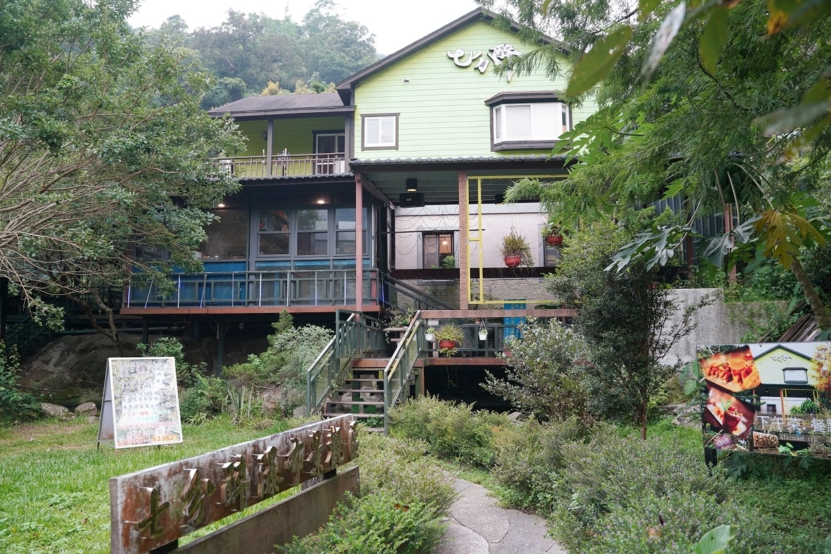 【苗栗南庄聚餐餐廳推薦】南庄神仙谷旁私密絕美瀑布美景 泰雅族歌手法愛與酒鬼廚娘的好手藝 七分醉原住民主題音樂餐廳神仙谷店