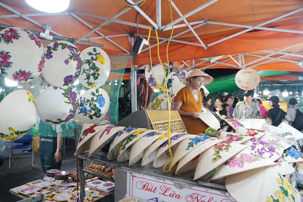 【越南峴港夜市推薦】成立於2018年 峴港海鮮大排檔美食小吃集散地 在地特色文創伴手禮 山茶夜市