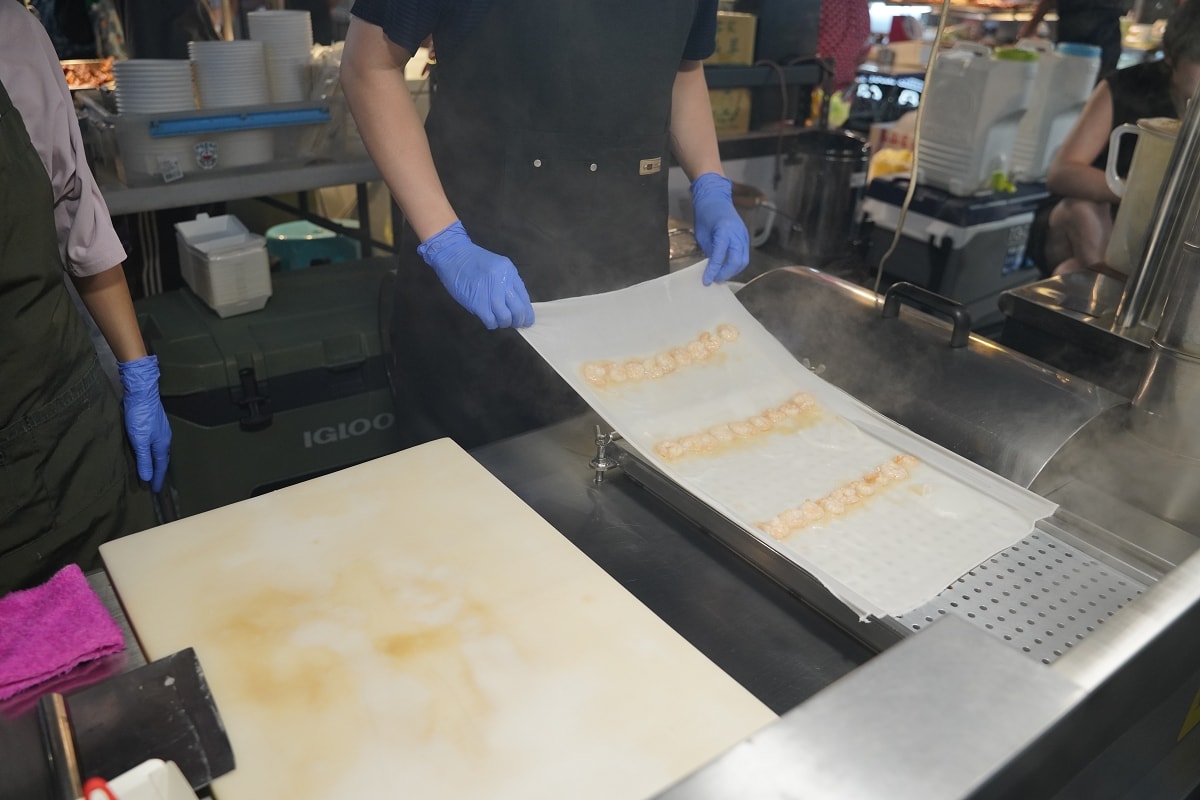 【饒河街觀光夜市美食推薦】創於1998年正宗港式茶餐廳美味 傳統布拉式技法口感滑嫩Q彈 心心港式腸粉
