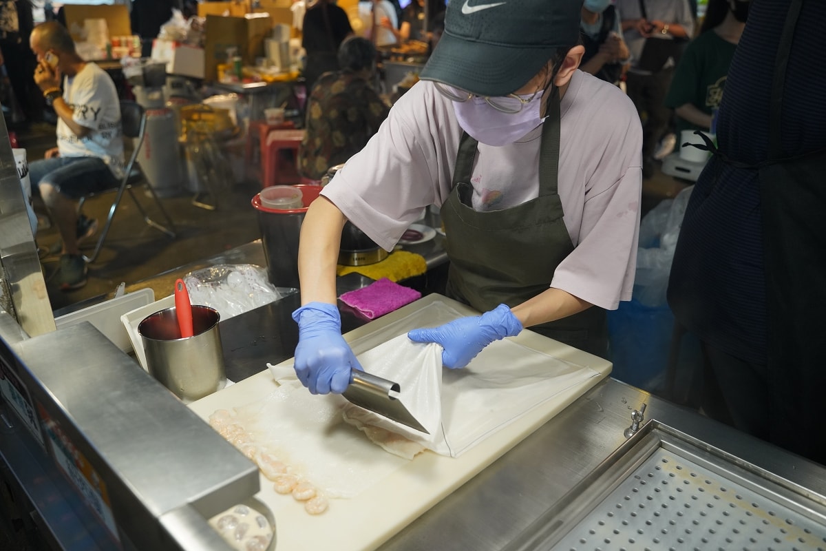 【饒河街觀光夜市美食推薦】創於1998年正宗港式茶餐廳美味 傳統布拉式技法口感滑嫩Q彈 心心港式腸粉