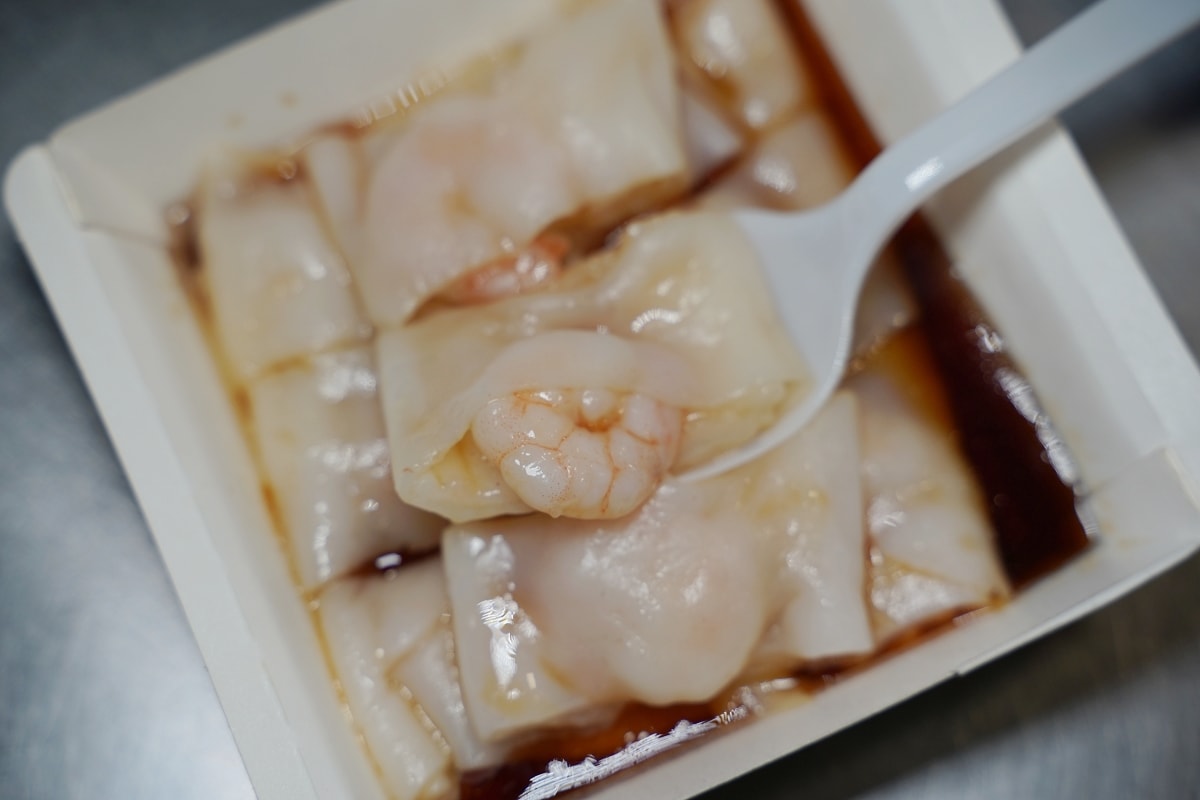 【饒河街觀光夜市美食推薦】創於1998年正宗港式茶餐廳美味 傳統布拉式技法口感滑嫩Q彈 心心港式腸粉