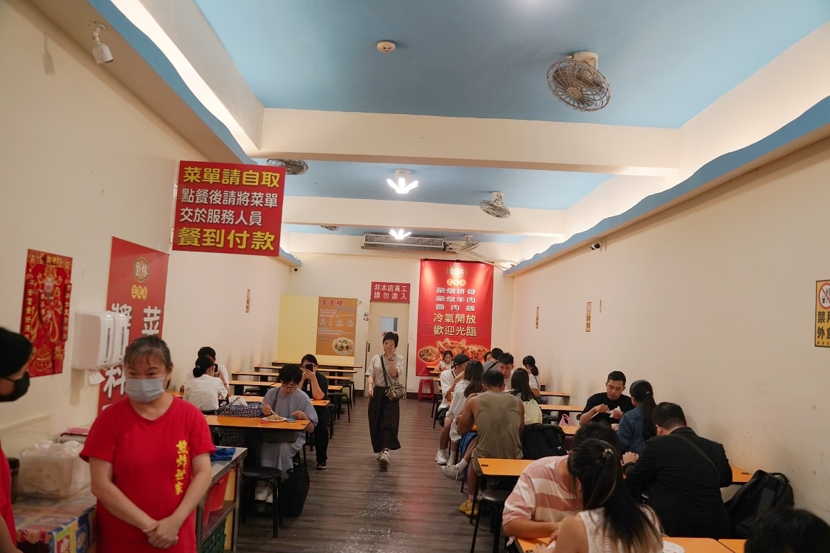 【饒河街觀光夜市小吃推薦】飄香30年全國百大名店 中藥材熬煮香氣濃郁 金林三兄弟藥燉排骨