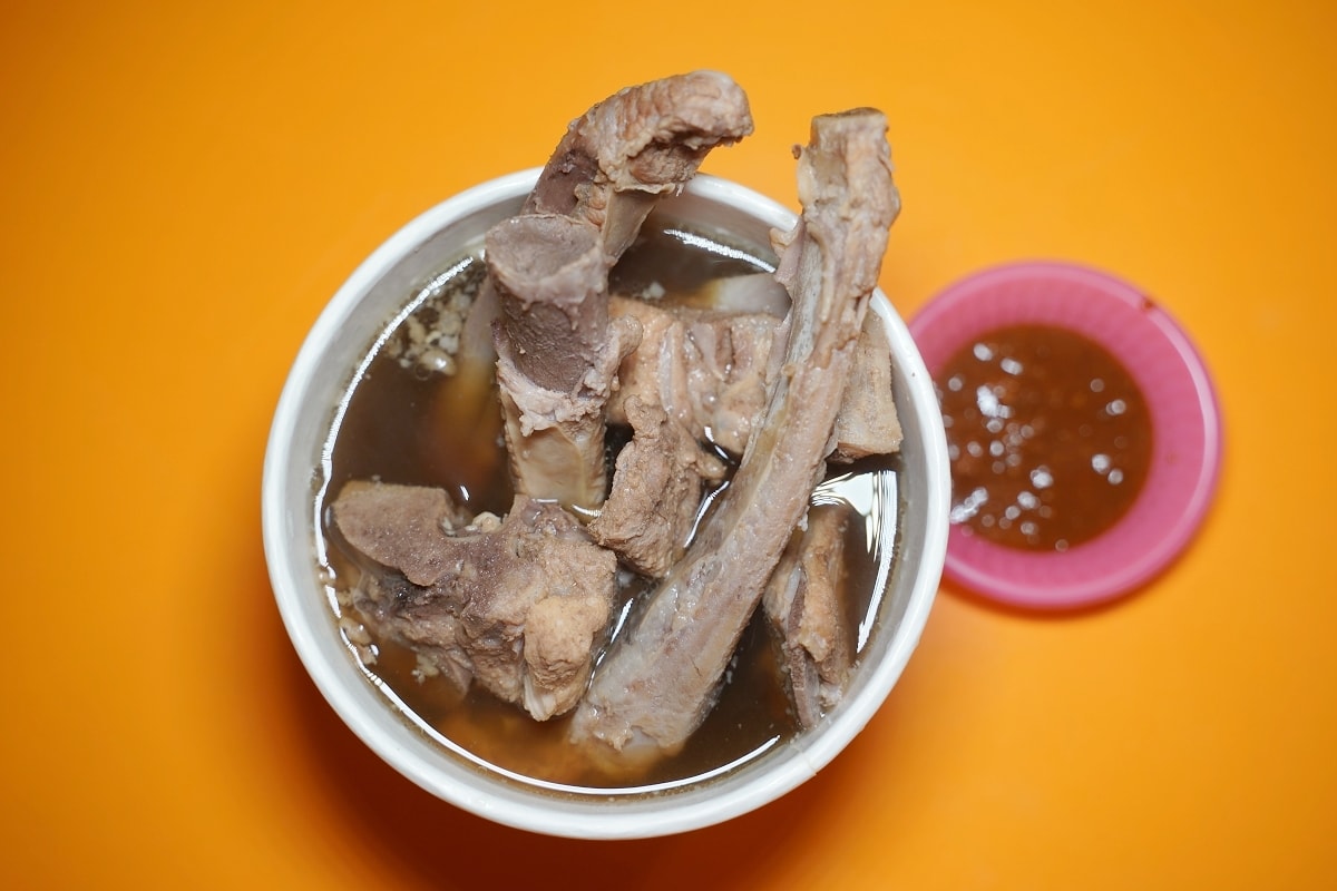 【饒河街觀光夜市小吃推薦】飄香30年全國百大名店 中藥材熬煮香氣濃郁 金林三兄弟藥燉排骨