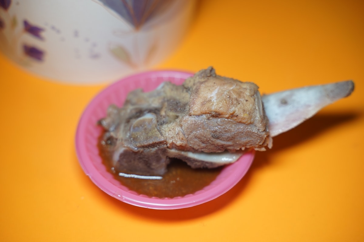 【饒河街觀光夜市小吃推薦】飄香30年全國百大名店 中藥材熬煮香氣濃郁 金林三兄弟藥燉排骨