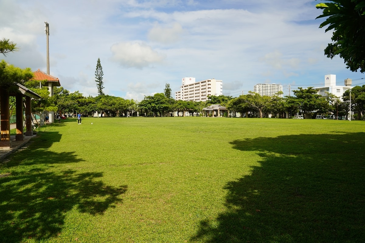 【沖繩兒童公園推薦】滾輪式溜滑梯刺激好玩 超多兒童遊樂設施 西崎親水公園