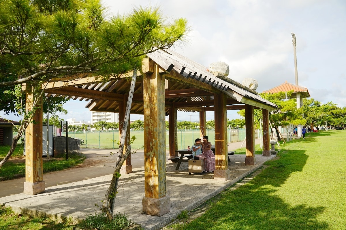 【沖繩兒童公園推薦】滾輪式溜滑梯刺激好玩 超多兒童遊樂設施 西崎親水公園