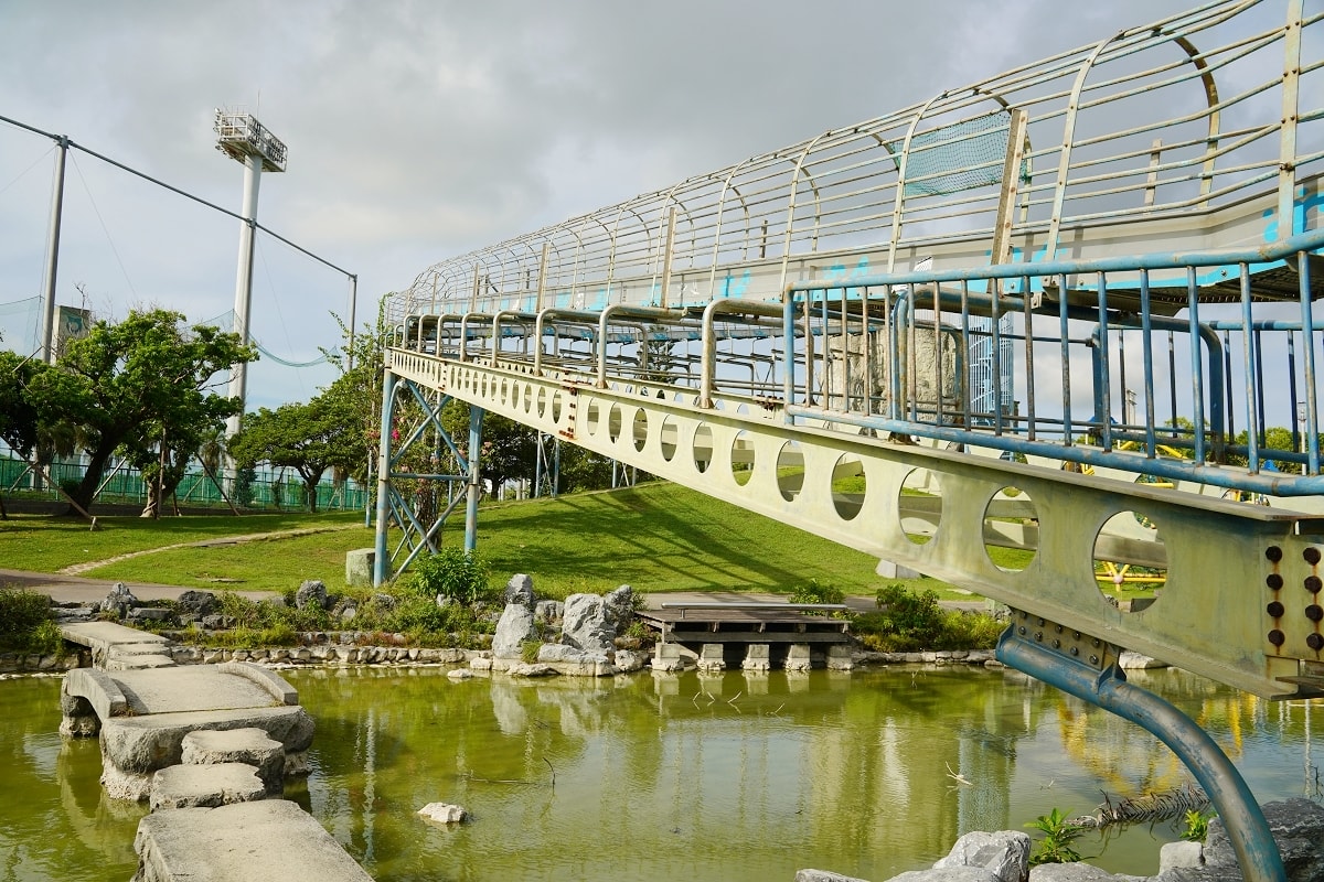 【沖繩兒童公園推薦】滾輪式溜滑梯刺激好玩 超多兒童遊樂設施 西崎親水公園
