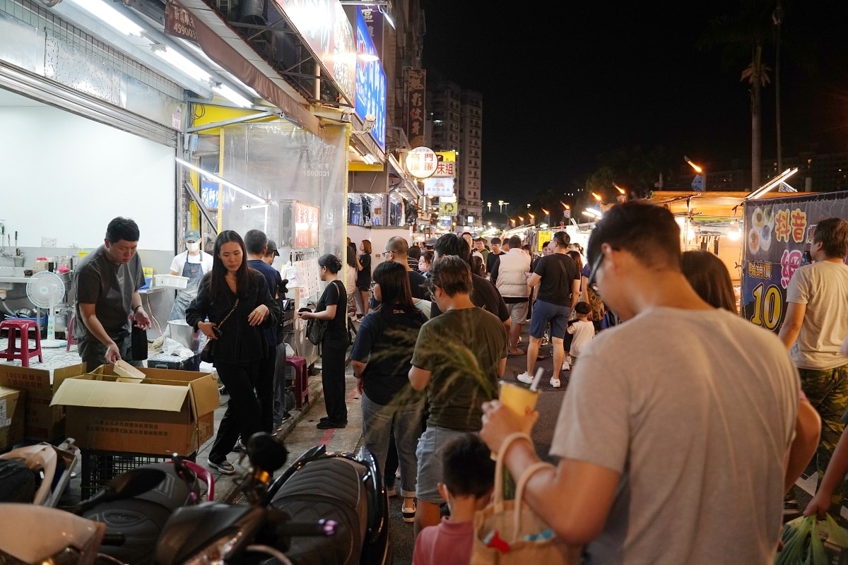 【中壢夜市排隊美食推薦】中壢觀光夜市超人氣排隊小吃 現點現做美味好吃 中壢夜市廣東腸粉