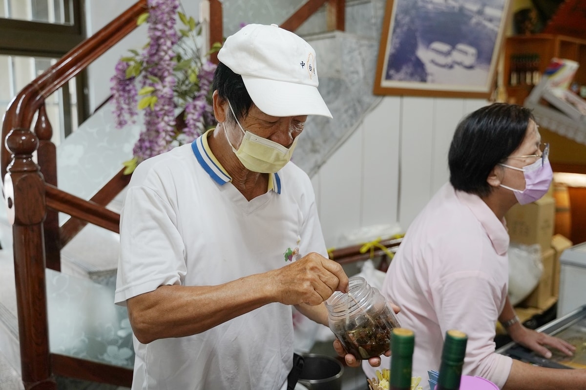 【后豐鐵馬道免費景點推薦】巨無霸胡蘿蔔/懷古小火車造景超好拍 免費體驗酒莊釀酒藝術 鐵道之鄉酒莊 - 第9張圖 【后豐鐵馬道免費景點推薦】巨無霸胡蘿蔔/懷古小火車造景超好拍 免費體驗酒莊釀酒藝術 鐵道之鄉酒莊