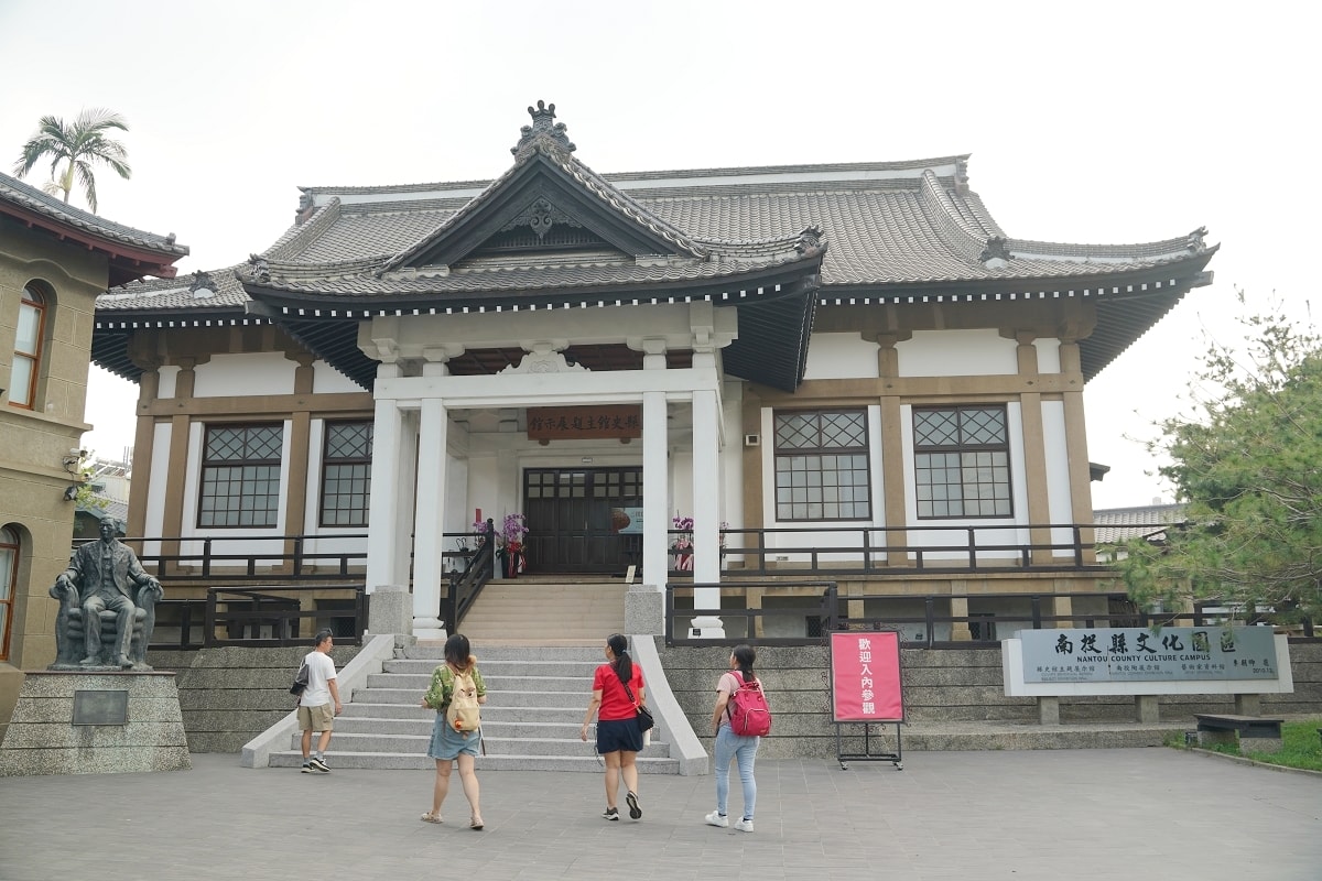 【南投市區一日散策路線推薦】百年歷史中山公園-武德殿南投縣文化園區-在地美食南投市場-木莫皮革手作DIY課程