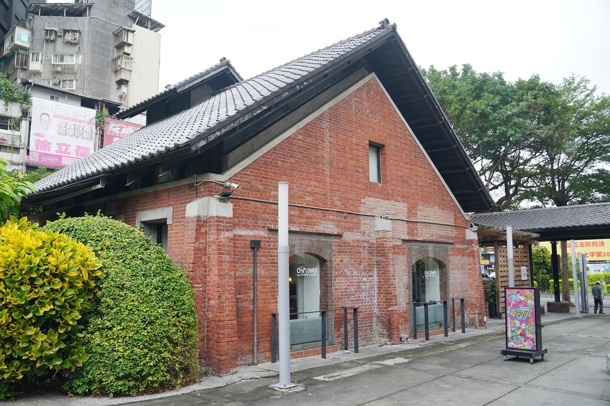 【西門町美式餐廳推薦】臺北市電影主題公園紅磚老屋聚餐好選擇 假日限定音樂饗宴  Ö! in DINER 飽滿廚房