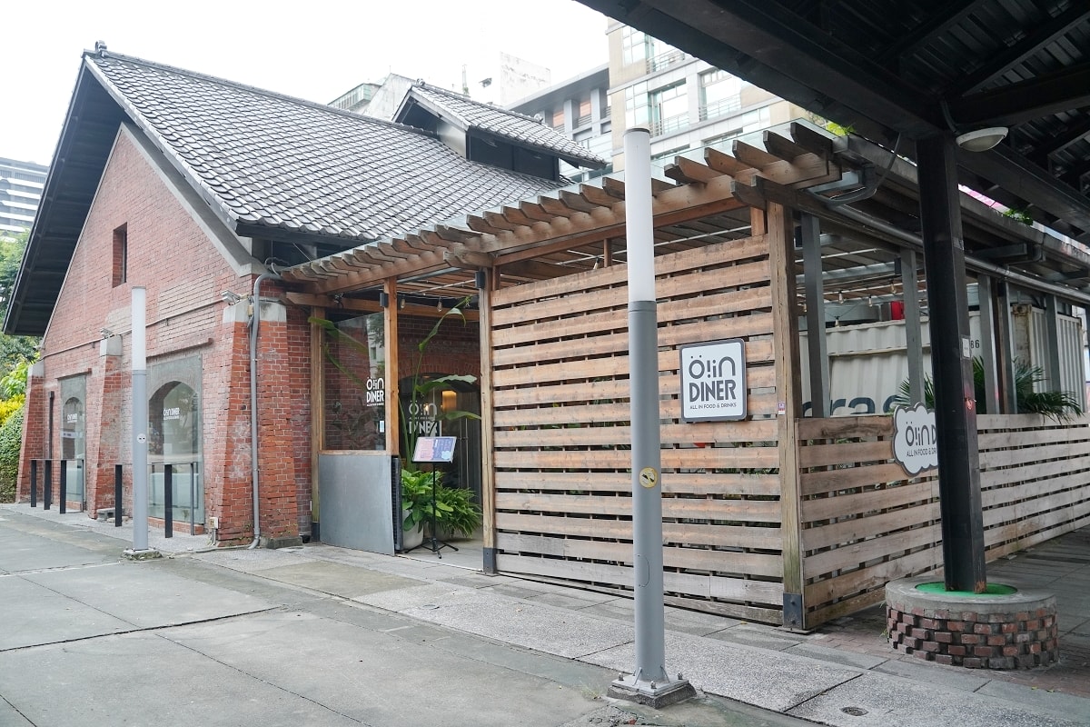 【西門町美式餐廳推薦】臺北市電影主題公園紅磚老屋聚餐好選擇 假日限定音樂饗宴  Ö! in DINER 飽滿廚房