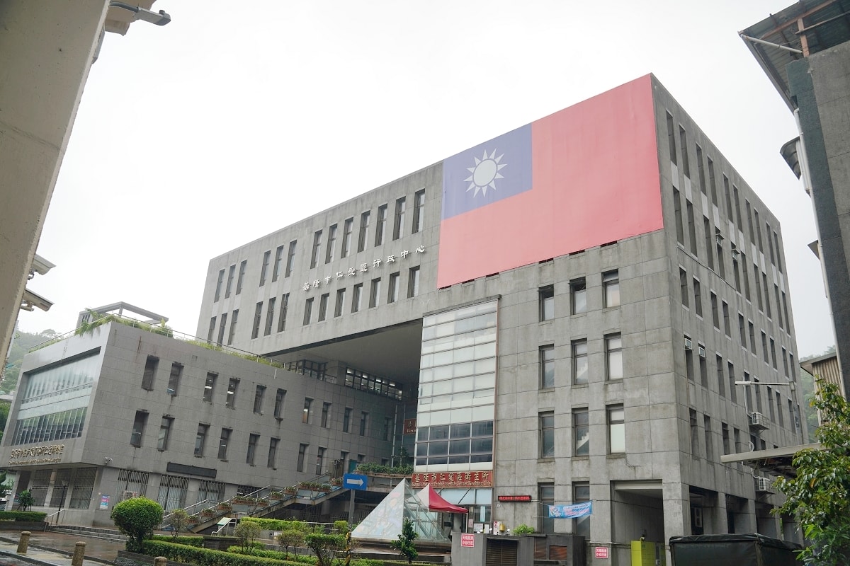 【基隆免費兒童遊戲區推薦】基隆超好玩免費飛天小火車 網美級球池好玩也好拍 基隆市仁愛室內兒童樂園