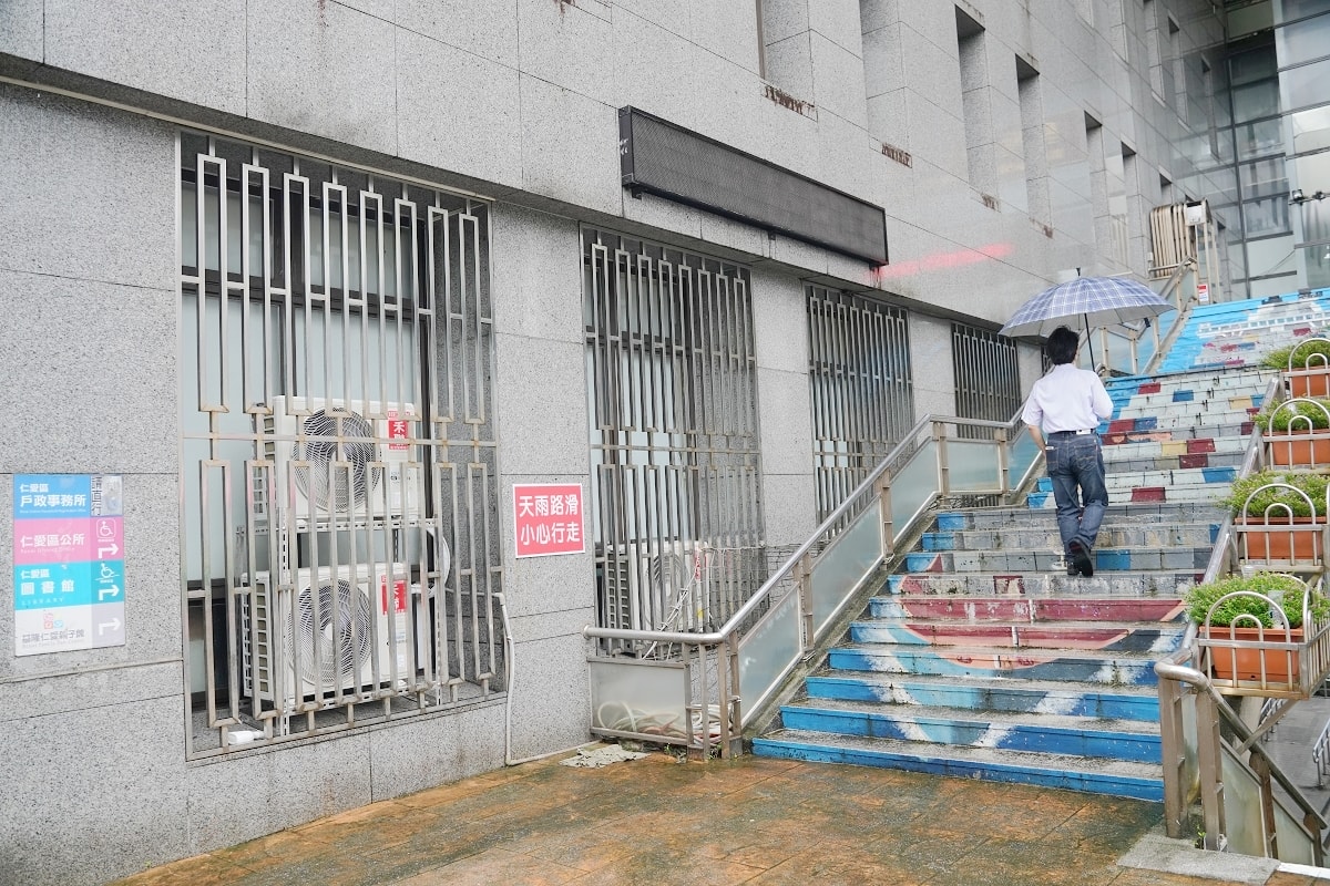 【基隆免費兒童遊戲區推薦】基隆超好玩免費飛天小火車 網美級球池好玩也好拍 基隆市仁愛室內兒童樂園