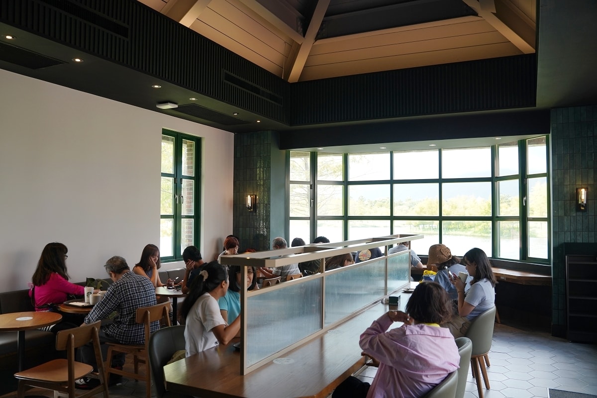 【花蓮星巴克推薦】歐洲童話小屋落羽松湖畔旁 花東縱谷必訪網美景點 星巴克花蓮理想門市
