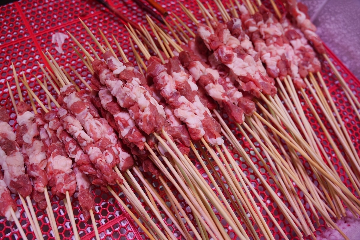 【新疆絲帶路喜羊羊羊肉燒烤火鍋洪江古商城店】洪江古商城宵夜首選 手切羊肉串美味必點 - 第4張圖 【新疆絲帶路喜羊羊羊肉燒烤火鍋洪江古商城店】洪江古商城宵夜首選 手切羊肉串美味必點