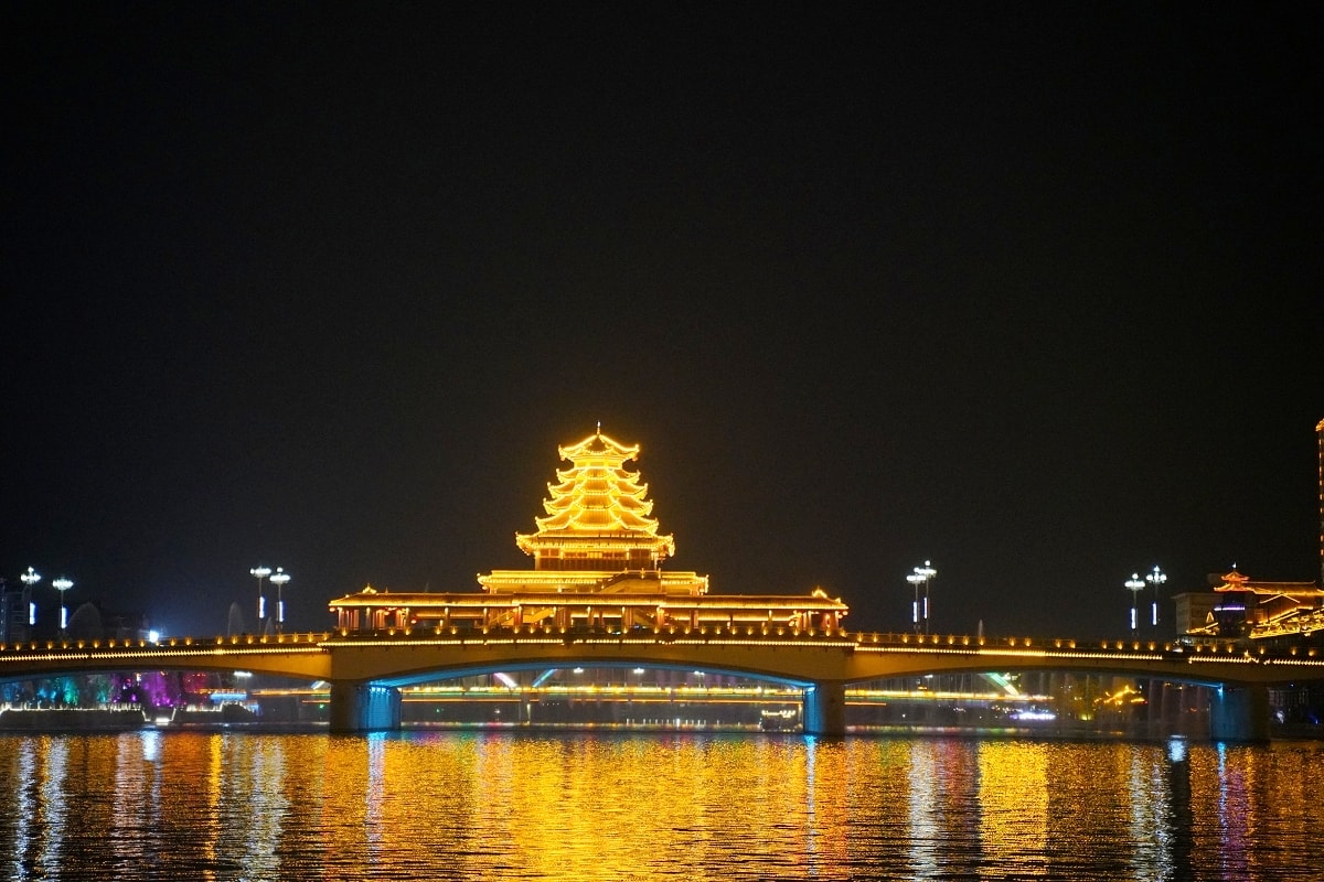 【芷江和平湖夜遊】芷江夜遊花船國家級水利風景區 芷有夜畫尋遇和之城 大型船遊水陸光影秀 - 第9張圖 【芷江和平湖夜遊】芷江夜遊花船國家級水利風景區 芷有夜畫尋遇和之城 大型船遊水陸光影秀