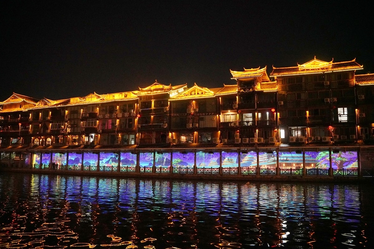 【芷江和平湖夜遊】芷江夜遊花船國家級水利風景區 芷有夜畫尋遇和之城 大型船遊水陸光影秀 - 第10張圖 【芷江和平湖夜遊】芷江夜遊花船國家級水利風景區 芷有夜畫尋遇和之城 大型船遊水陸光影秀