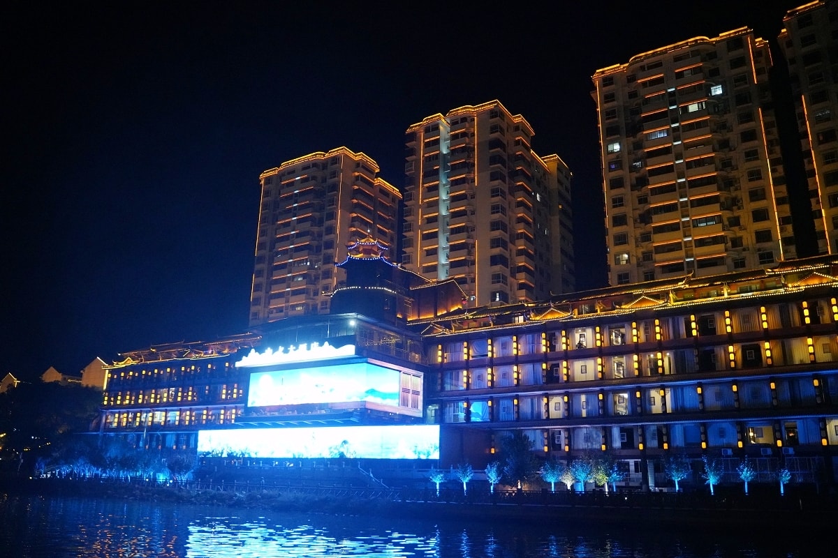 【芷江和平湖夜遊】芷江夜遊花船國家級水利風景區 芷有夜畫尋遇和之城 大型船遊水陸光影秀 - 第12張圖 【芷江和平湖夜遊】芷江夜遊花船國家級水利風景區 芷有夜畫尋遇和之城 大型船遊水陸光影秀