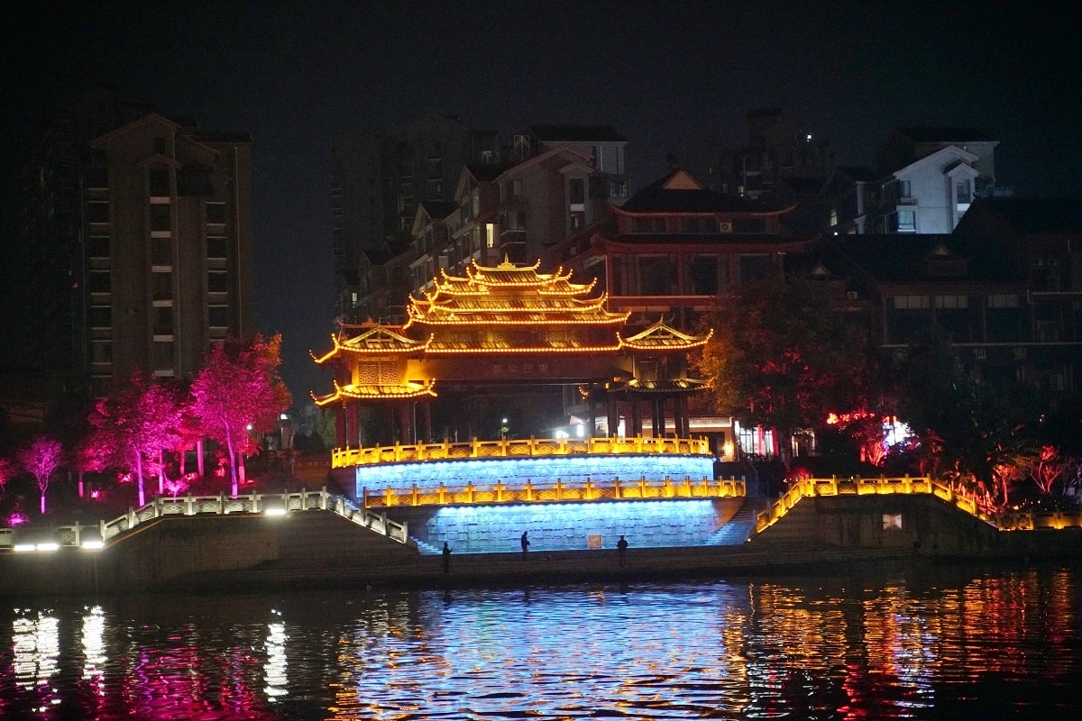 【芷江和平湖夜遊】芷江夜遊花船國家級水利風景區 芷有夜畫尋遇和之城 大型船遊水陸光影秀 - 第14張圖 【芷江和平湖夜遊】芷江夜遊花船國家級水利風景區 芷有夜畫尋遇和之城 大型船遊水陸光影秀