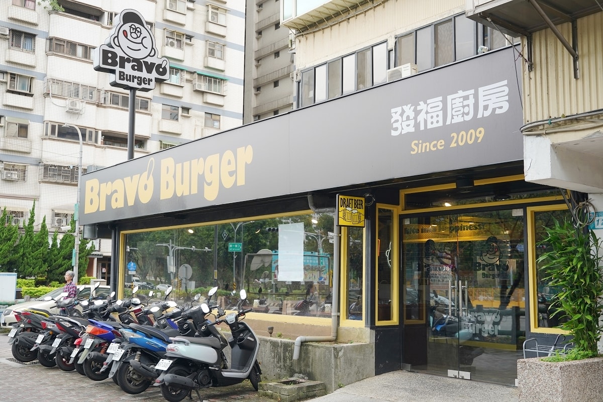 【林口美式餐廳推薦】花生醬漢堡始祖 超大電視牆球賽轉播聚餐好選擇 Bravo Burger 發福廚房林口店